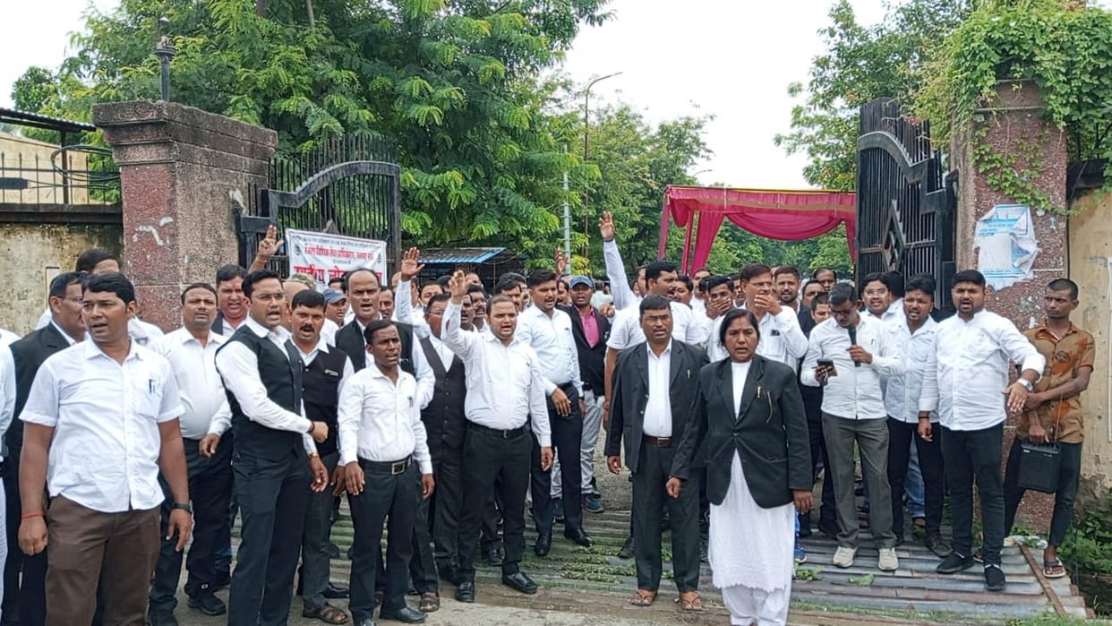 Lawyers protested at the court