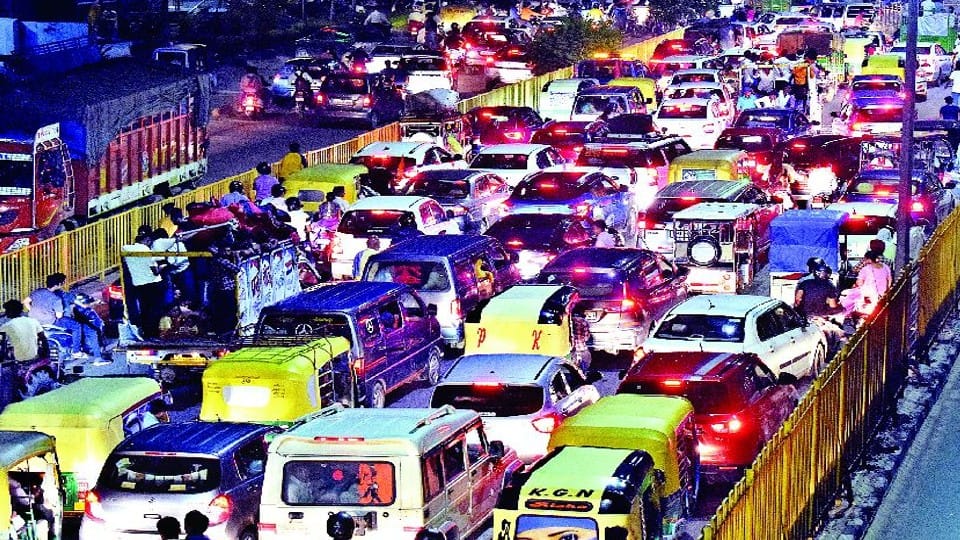 Lucknow police commissioner prepared plan to make traffic smooth.