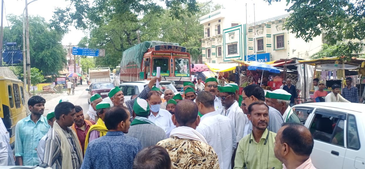 Unnao: Unnao-Hardoi road blocked due to farmer problems