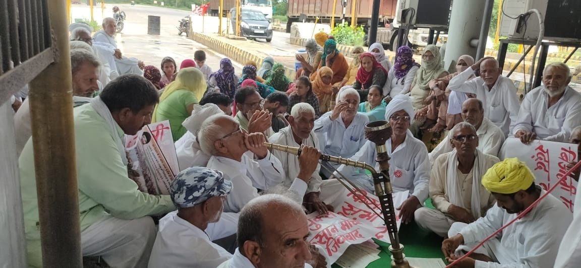 Farmers protested at toll plaza for two hours regarding demands
