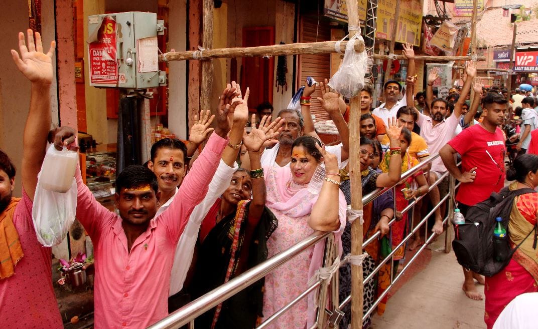 sawan tisra somvar kashi vishwanath dham  long queue of kanwariyas varanasi