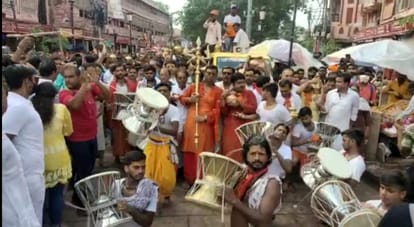 sawan tisra somvar kashi vishwanath dham  long queue of kanwariyas varanasi