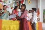 जलालाबाद में अभाविप की ओर से आयोजित प्रतिभा सम्मान समारोह में छात्रा को सम्मानित करती जिला ंपंच?