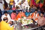 शाहजहांपुर के बनखंडी नाथ मंदिर मैं रुद्राभिषेक करते श्रद्धालु । संवाद