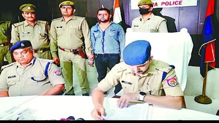 Agra शिक्षिका के गले से चेन लूटने वाले की हकीकत जान पुलिस भी रह गई हैरान सोल व्यापारी निकला