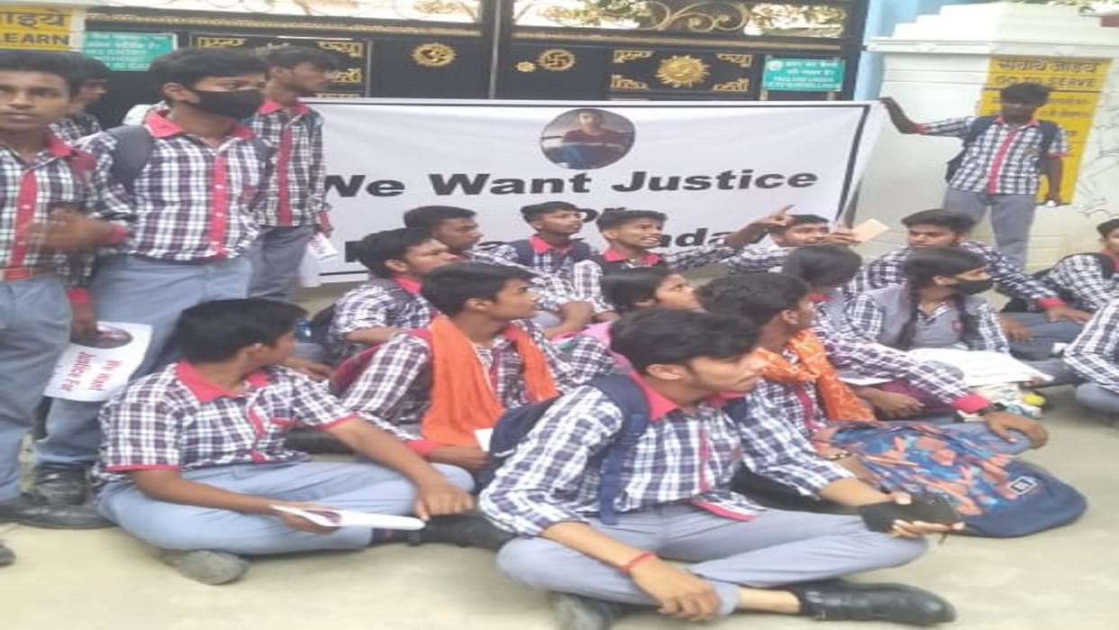 Students sitting on dharna At the gate of Kendriya Vidyalaya BHU ofter suicide of 9th student