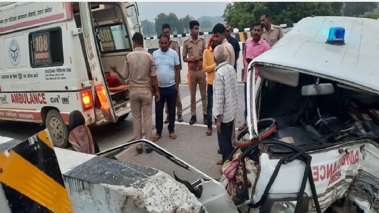 Accident in Ghazipur Ambulance collided with bridge, two including patient died