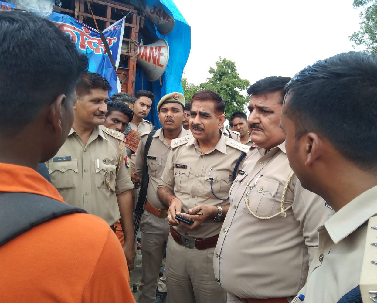 Kanwariya injured due to truck collision, jammed on the highway