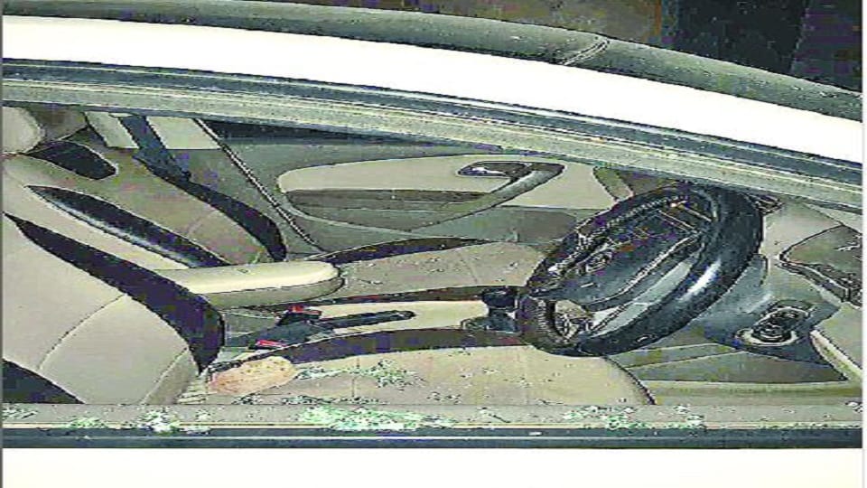 Thieves took a bag full of money by breaking the glass of a drug dealer car in Agra