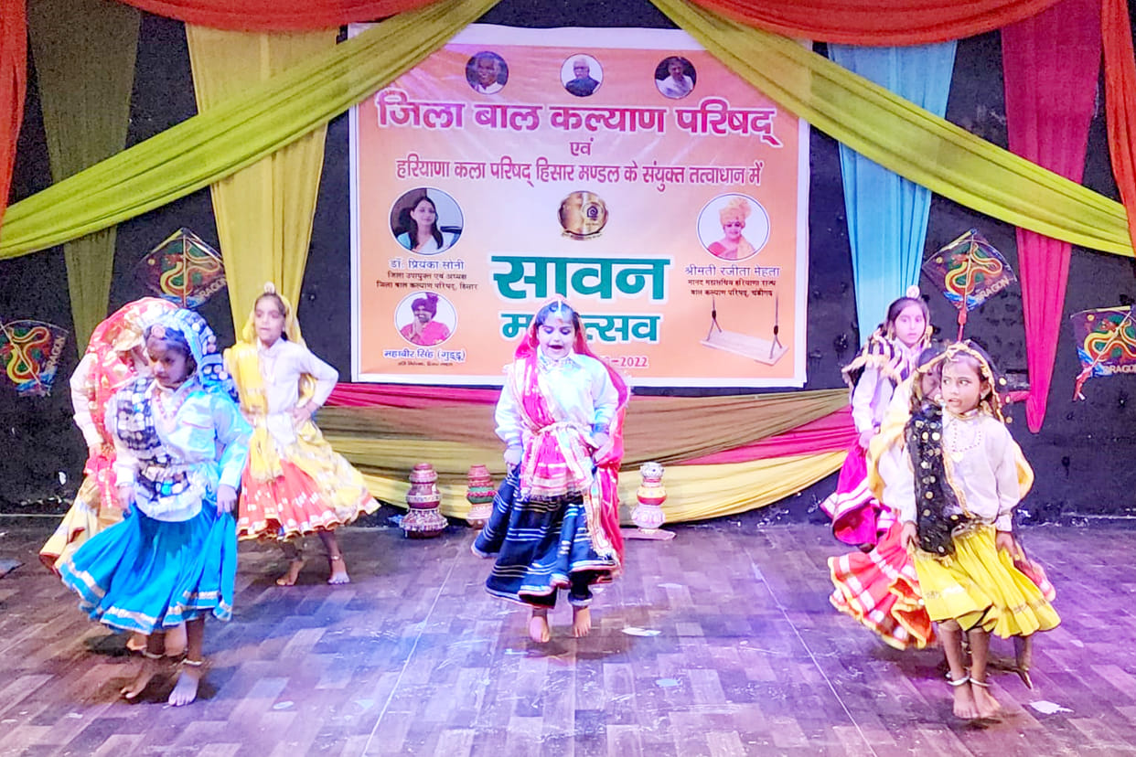 Children put color in the Sawan Festival in Bal Bhavan