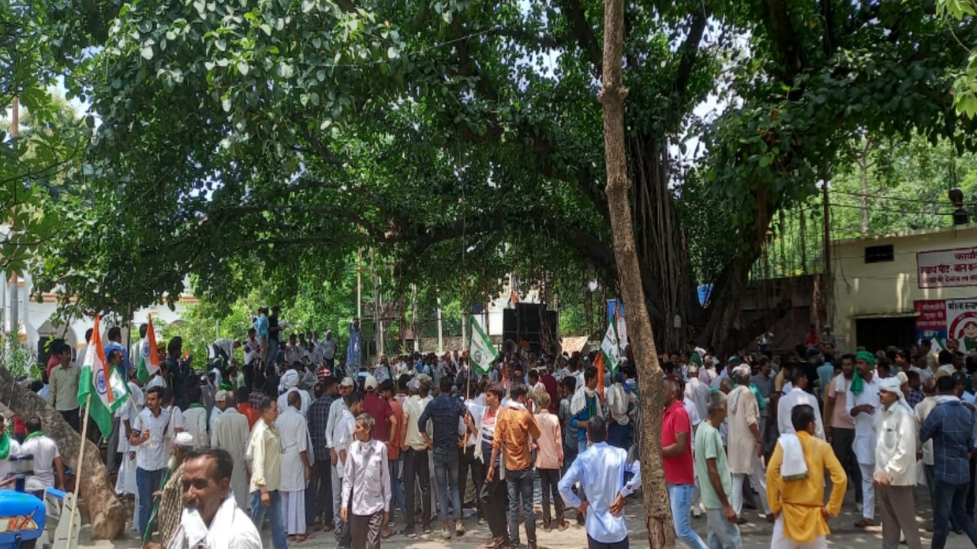 Hundreds of farmers reached to protest at Collectorate in Bijnor, clashed with the police