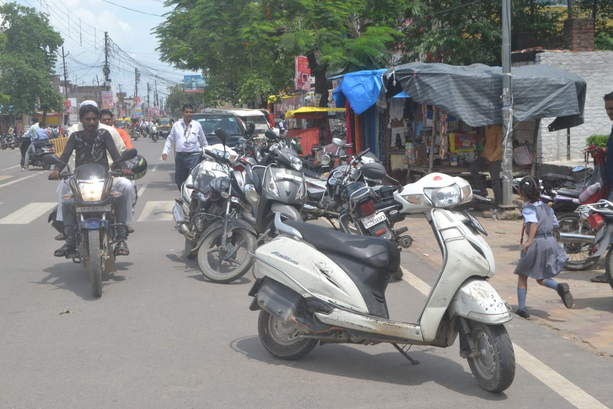 chhah paarking sthal chihnit, par kaheen nahin laga bord