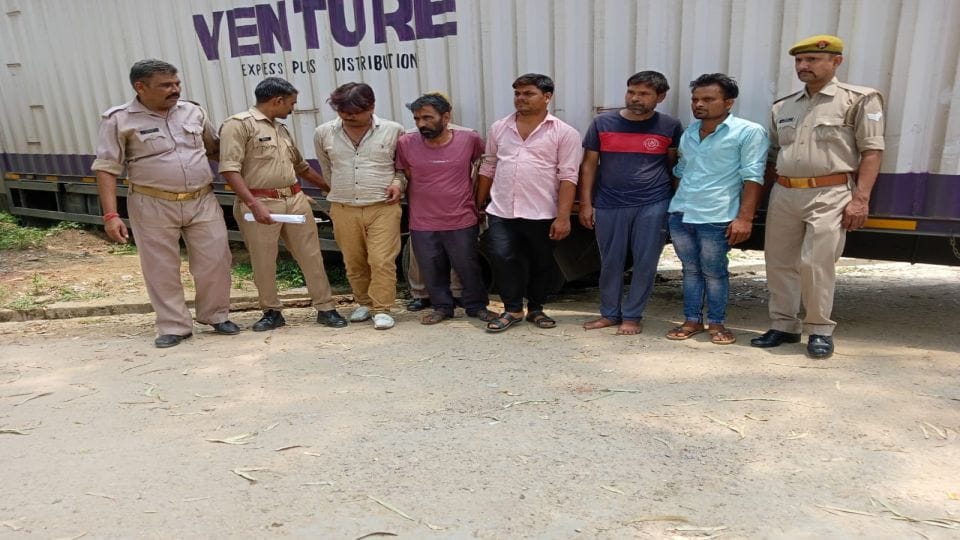 STF arrested five ganja smugglers in Agra