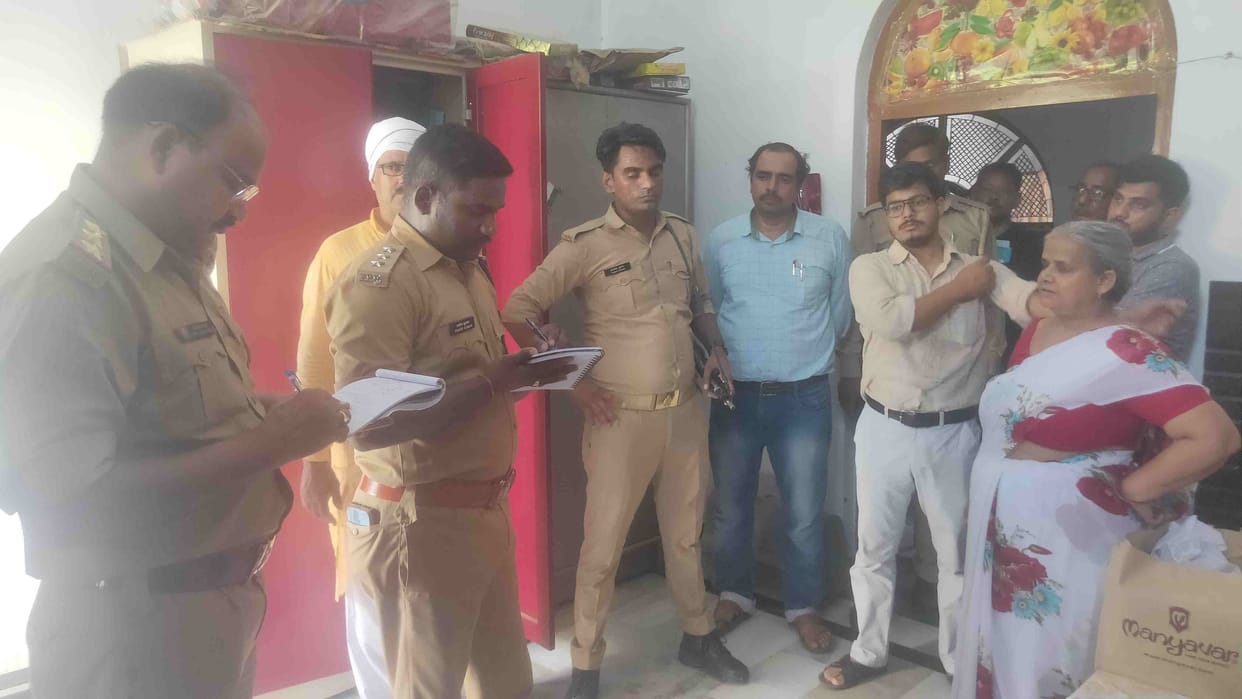 Ten lakh stolen in bank worker's house