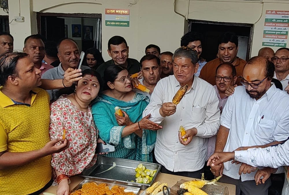 Uttarakhand Politics News: Congress leader Harish rawat attack on bjp in Bhutta jalebi party photos