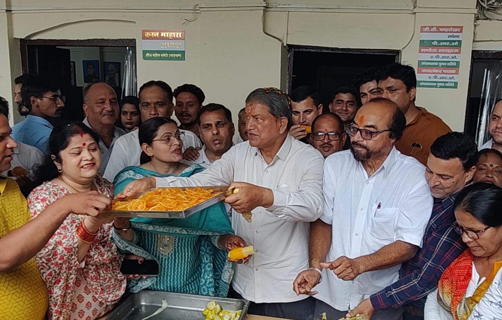 Uttarakhand Politics News: Congress leader Harish rawat attack on bjp in Bhutta jalebi party photos