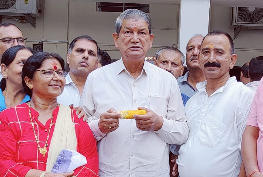 Uttarakhand Politics News: Congress leader Harish rawat attack on bjp in Bhutta jalebi party photos