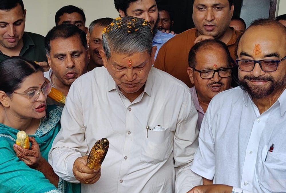 Uttarakhand Politics News: Congress leader Harish rawat attack on bjp in Bhutta jalebi party photos