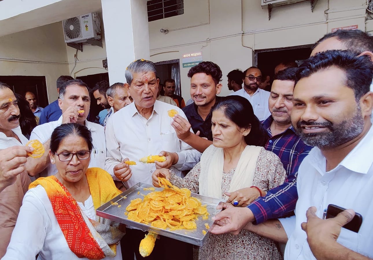 Uttarakhand Politics News: Congress leader Harish rawat attack on bjp in Bhutta jalebi party photos