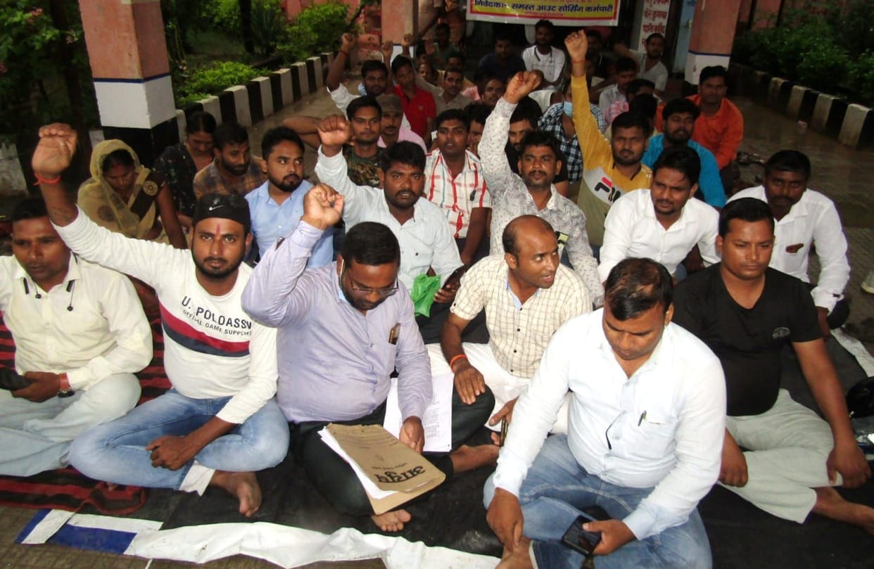 Outsourcing personnel boycotted work for the second day as well