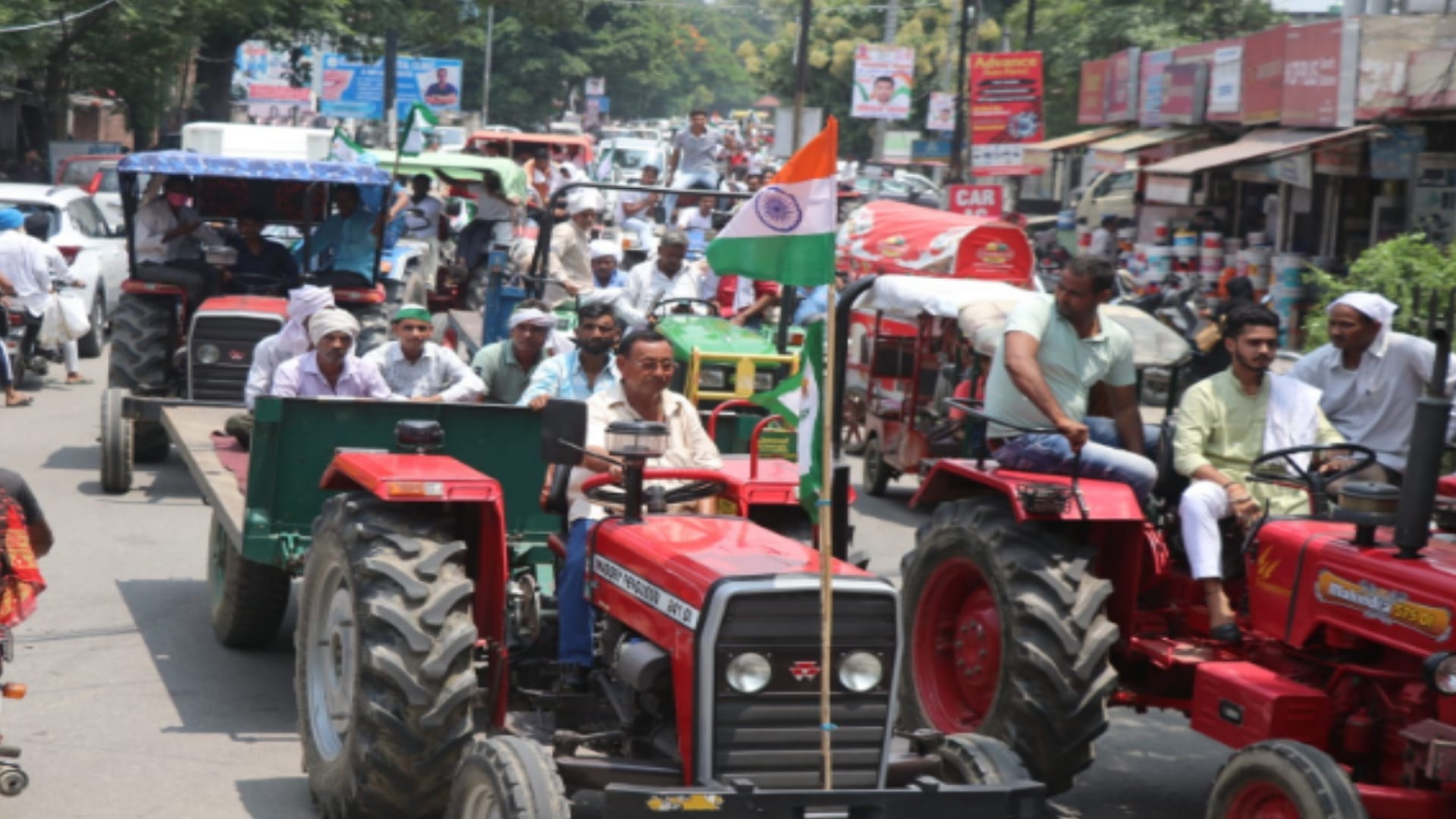 Hundreds of farmers reached to protest at Collectorate in Bijnor, clashed with the police