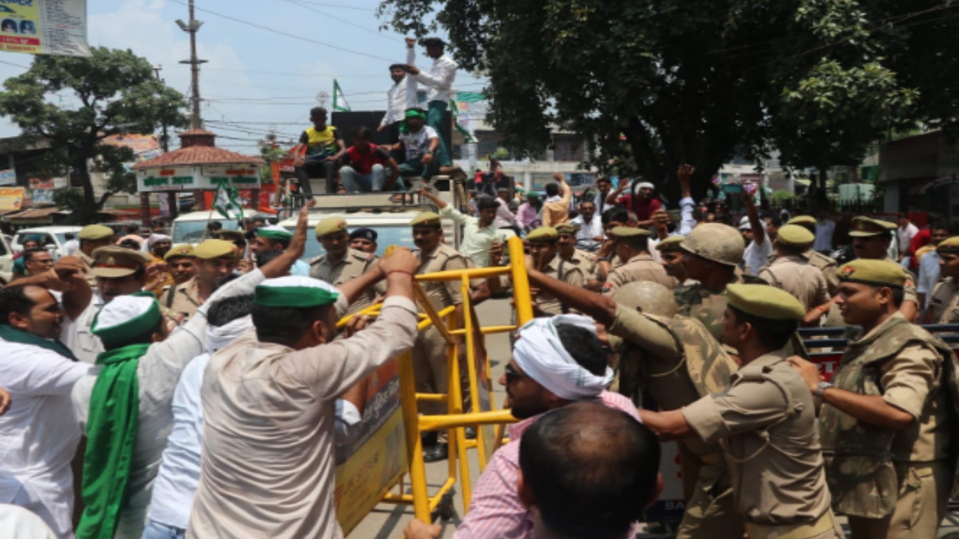 Hundreds of farmers reached to protest at Collectorate in Bijnor, clashed with the police