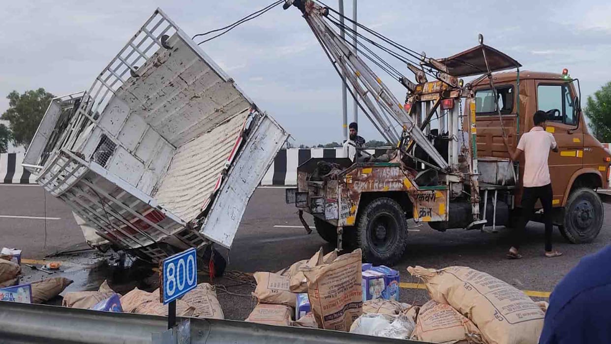 Unnao Road Accident: Loader overturned on expressway, father-son died