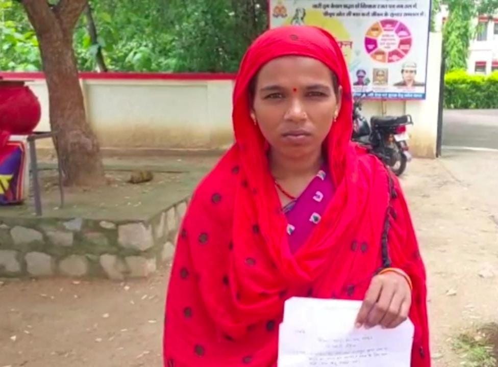Dowry harassment of woman in Mahoba, husband took her out of the house by snatching children