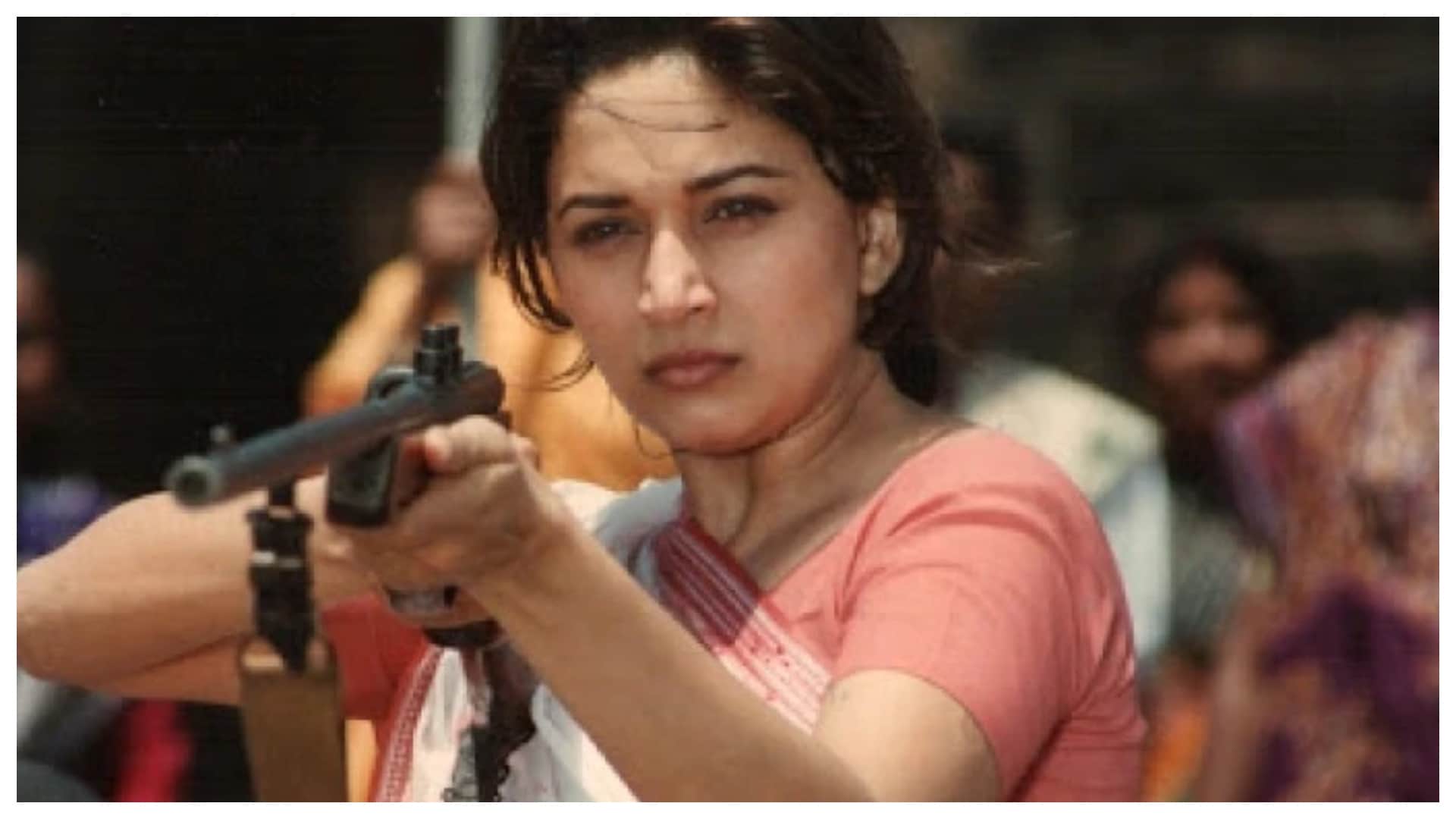 Good Luck Jerry Actress Janhvi kapoor Kapoor Holds Gun on Screen Like These Actress from Nargis to Alia Bhatt