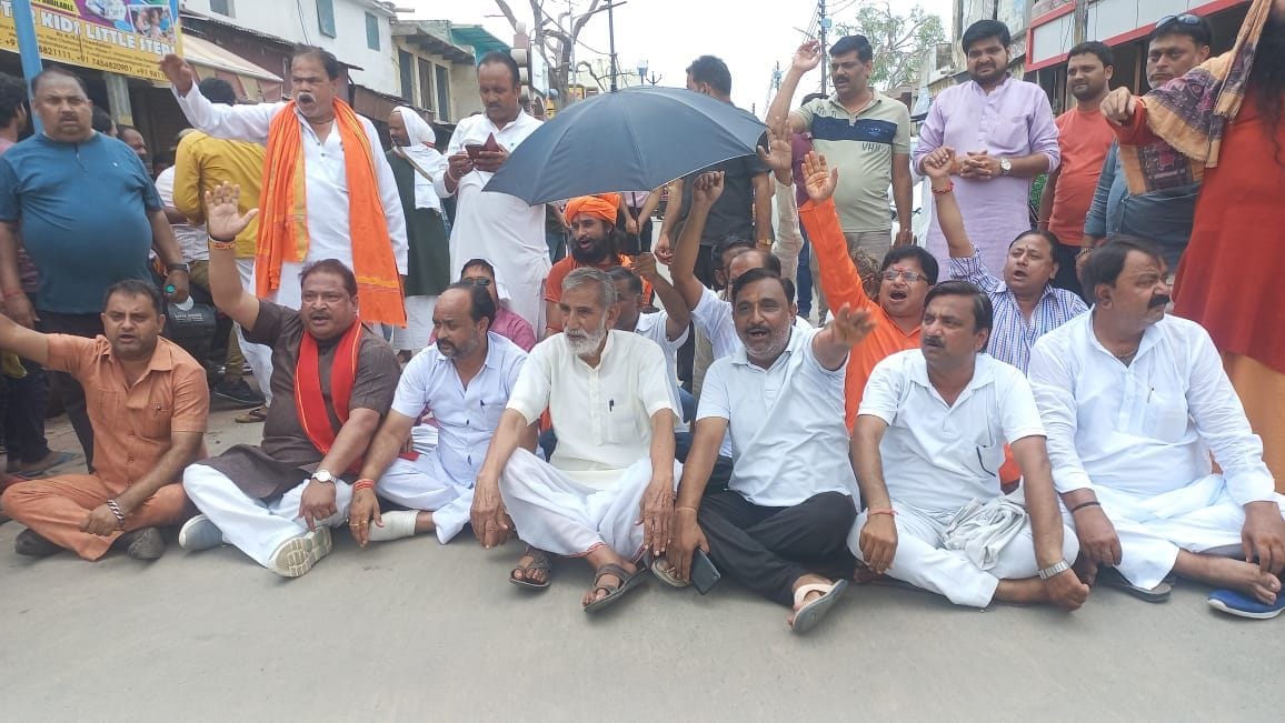 Mathura: Vrindavan residents mobilized due to terror of monkey and e-rickshaw