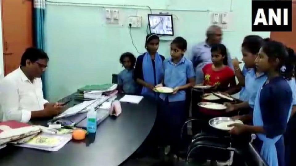 Bihar Students complain about quality of mid-day meal in Munger