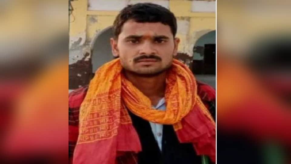 Hanuman devotee muslim man climbed the mobile tower to hug Hindu-Muslim in Mainpuri karhal