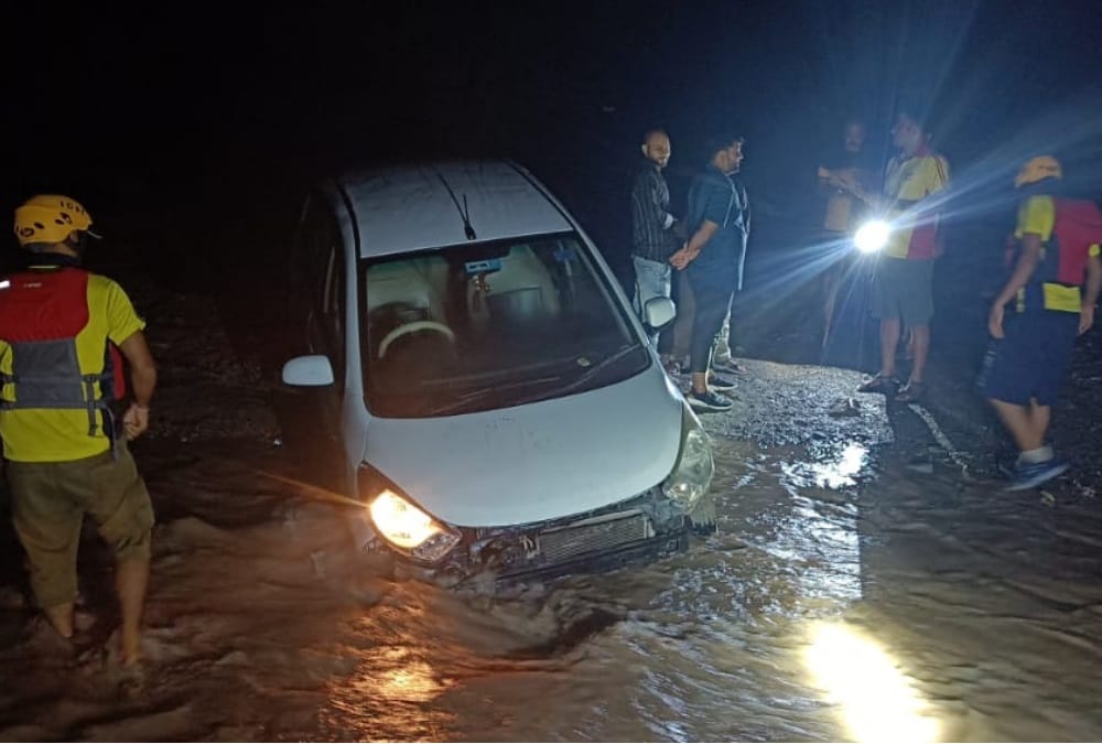 Uttarakhand weather news: Noida Youth Car stuck in Heavy Flow of bin River in rishikesh photos