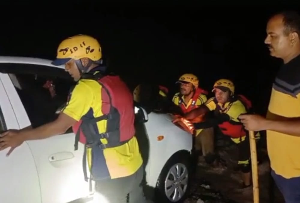 Uttarakhand weather news: Noida Youth Car stuck in Heavy Flow of bin River in rishikesh photos