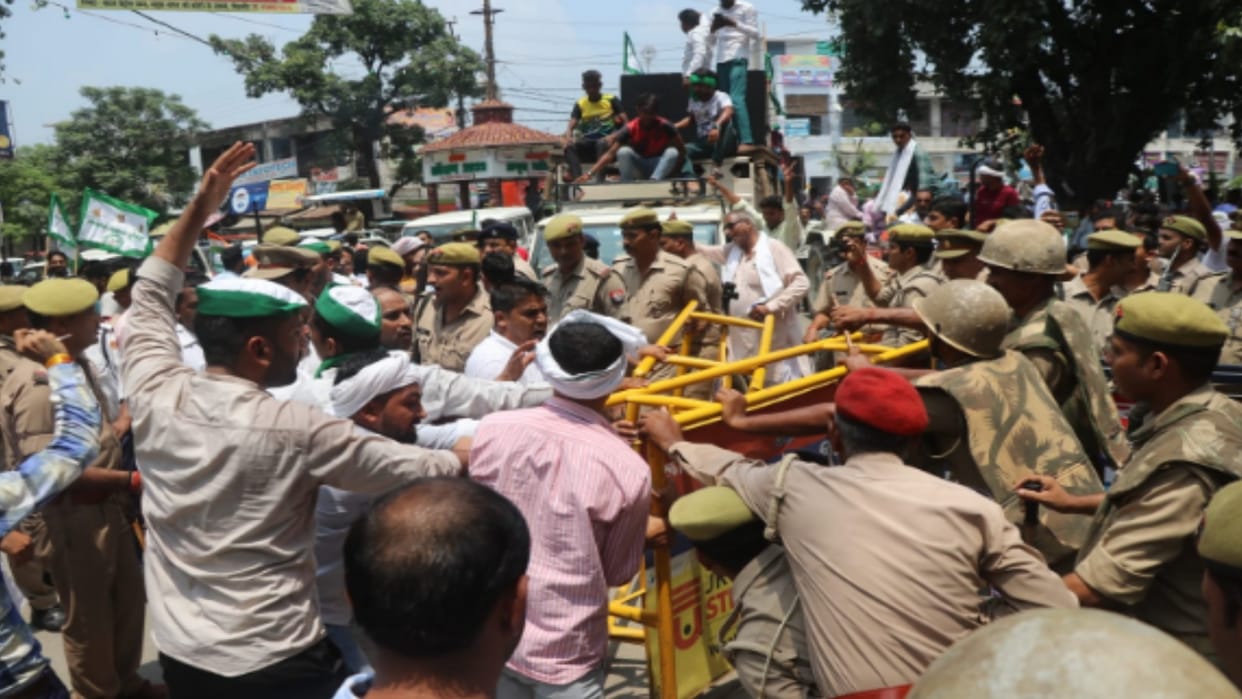Hundreds of farmers reached to protest at Collectorate in Bijnor, clashed with the police