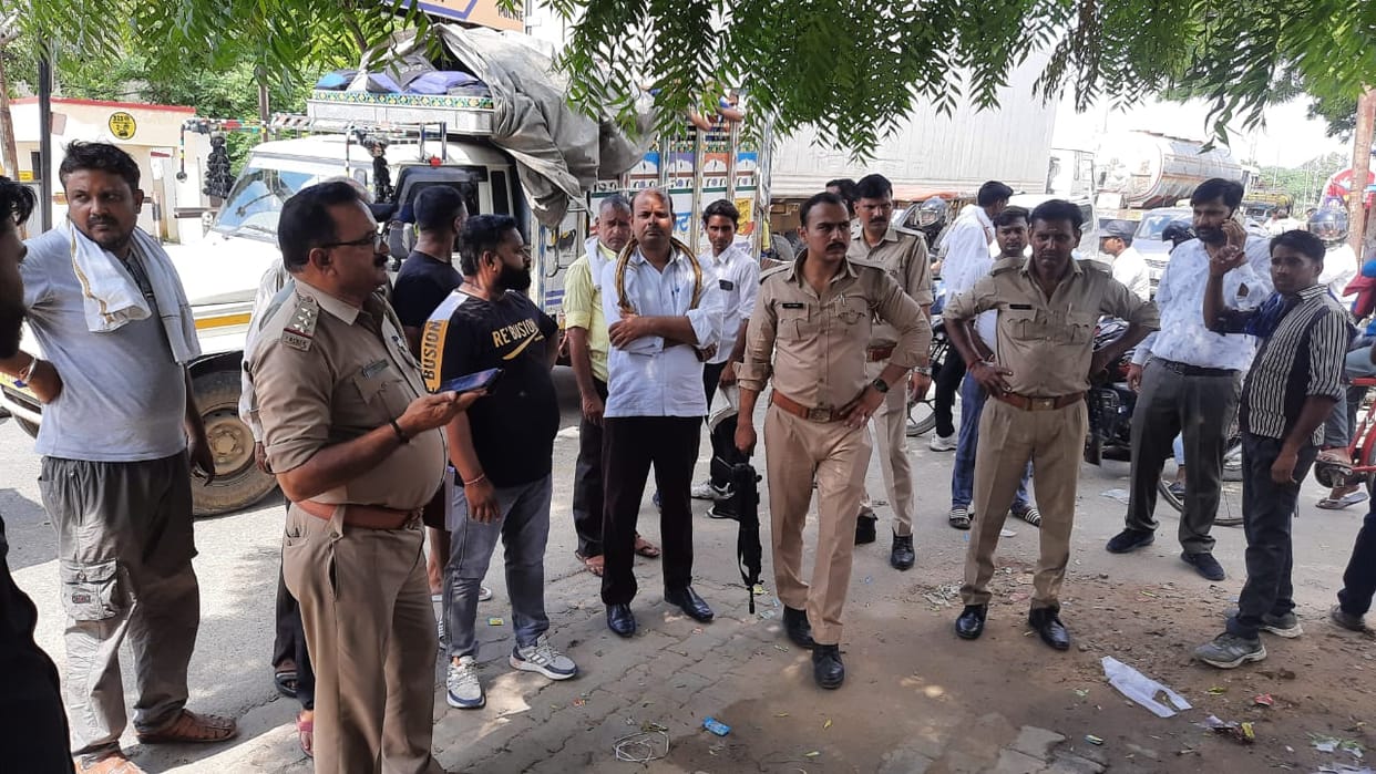 Hathras: Complaint to DM for installation of statue without permission, removed
