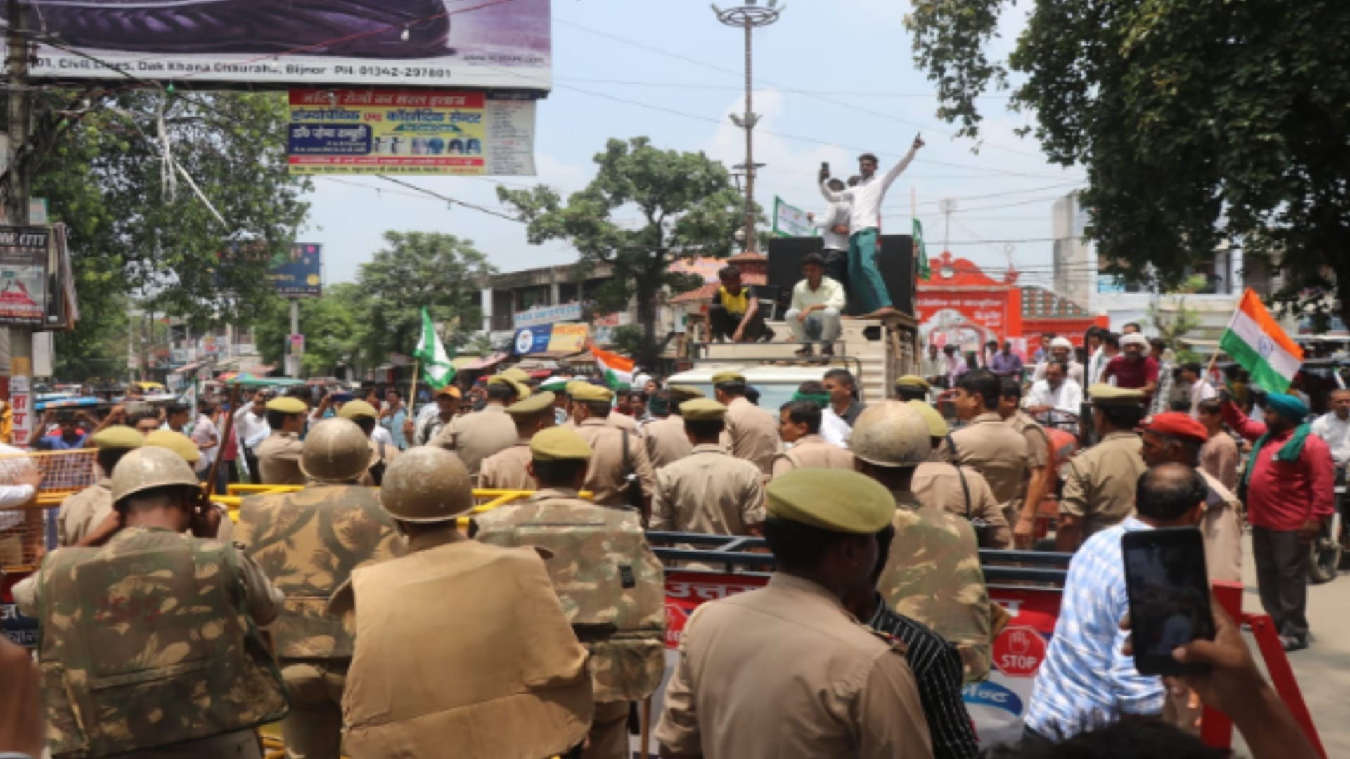 Hundreds of farmers reached to protest at Collectorate in Bijnor, clashed with the police