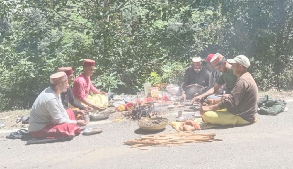 Shanshar Bus Accident: Havan recited for spiritual peace