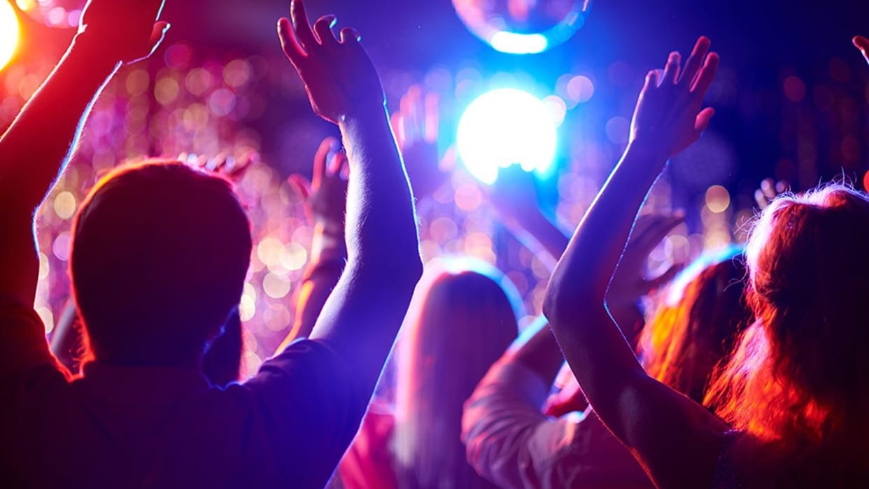 Rai pub of Indore raided at midnight, youths and girls escaped, case against manager and operator
