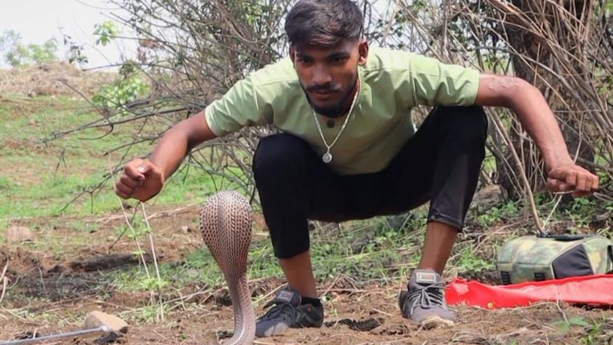 In Chhindwara, Sarpamitra saved 3700 snakes by betting on his life, caught maximum cobra