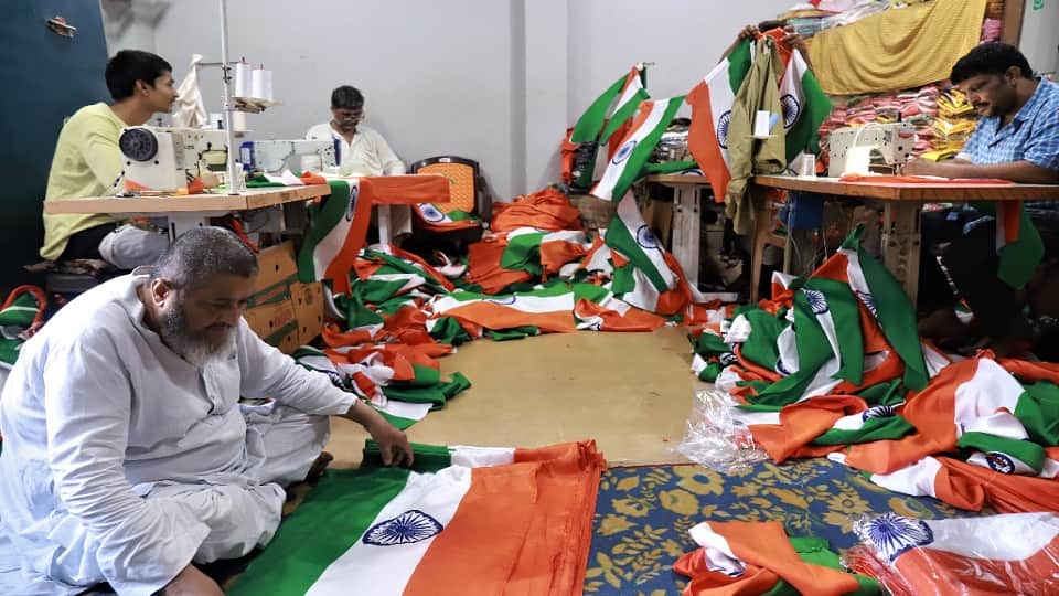 story of daily wage labours hard making tricolor and people waving in the sky in just two rupees