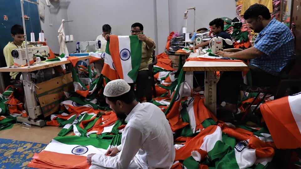 story of daily wage labours hard making tricolor and people waving in the sky in just two rupees