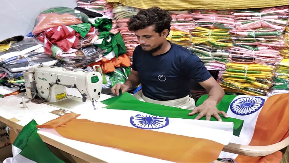story of daily wage labours hard making tricolor and people waving in the sky in just two rupees