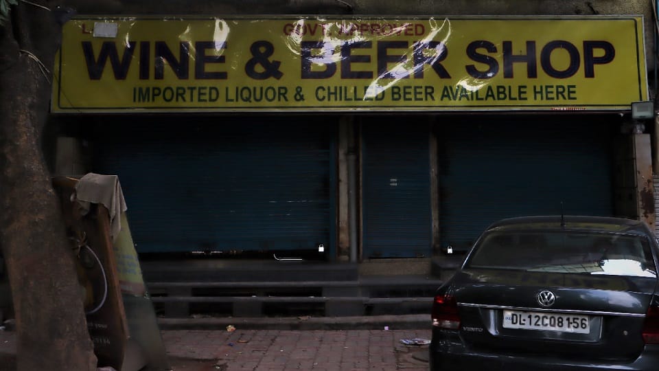 liquor shops closed in delhi on august 1 a loss of rs 40 crore