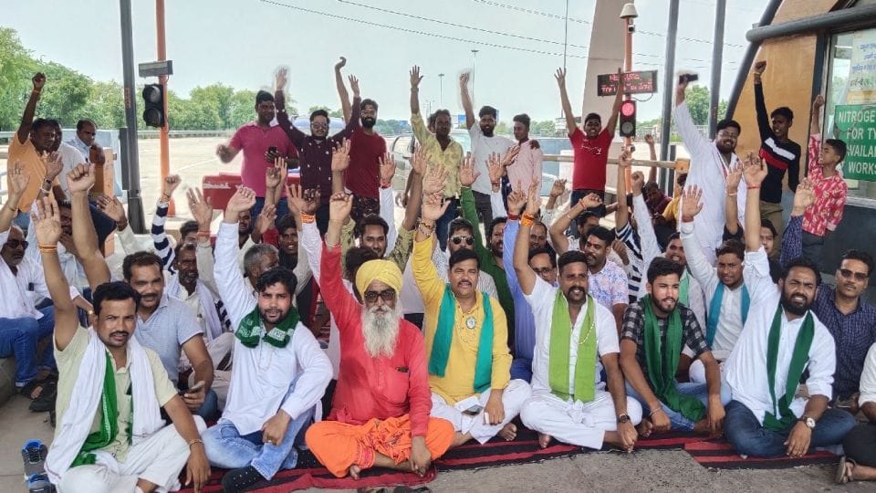 BKU Bhanu leader protest to make Yamuna Expressway toll free in Agra