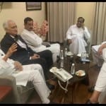 भारतीय राष्ट्रीय कांग्रेस मुख्यालय पर पार्टी के वरिष्ठ नेताओं की रणनीतिक बैठक।