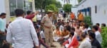 हरगांव थाने में धरना प्रदर्शन करते करणीसेना के पदाधिकारी। -संवाद