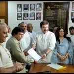 विस अध्यक्ष को अपना इस्तीफा सौंपते कुलदीप बिश्नोई।