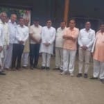 क्षत्रिय महासभा की बैठक में पारित प्रस्ताव का खड़े होकर समर्थन करते समाज के लोग