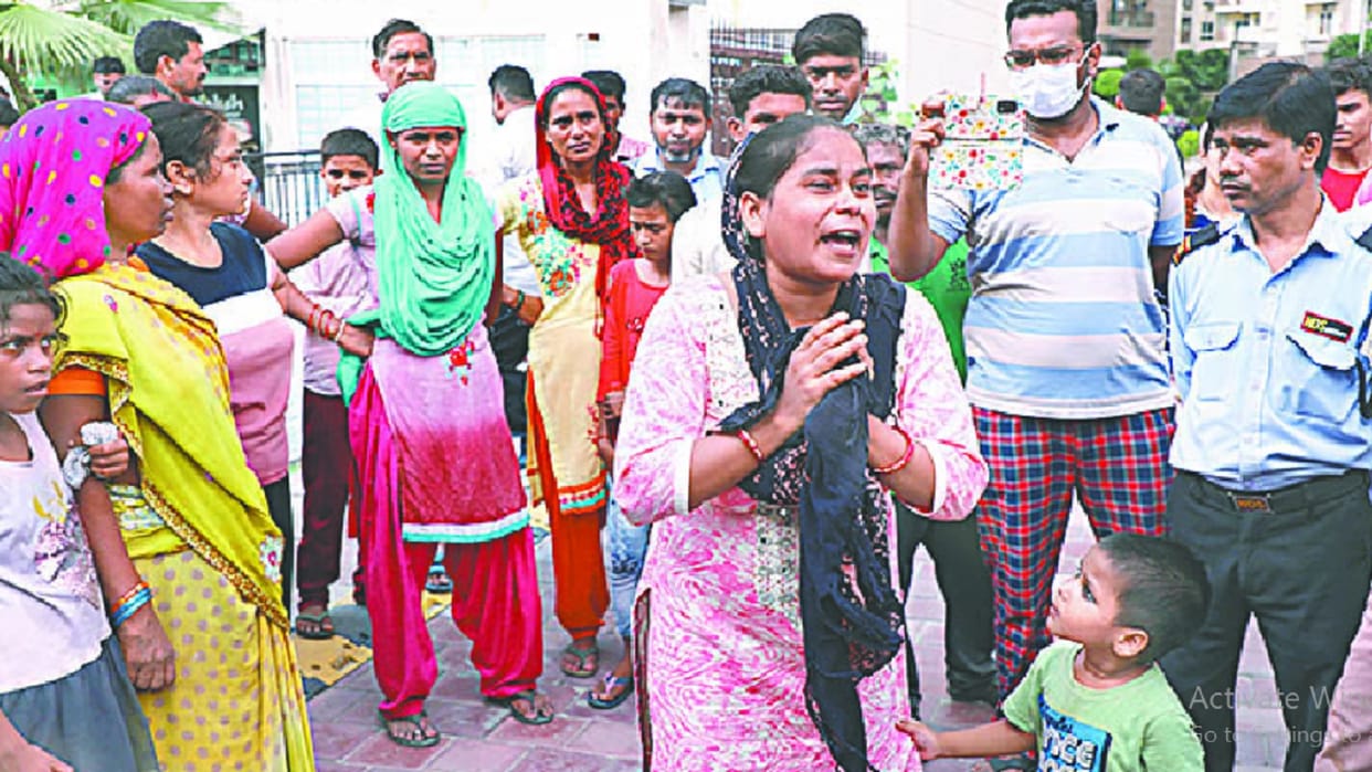 Noida News: Police snatched the body of the guard, the family kept pleading for four hours